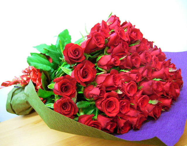 フラワーギフトブログ 誕生日に年齢の本数の赤バラの花束を贈る